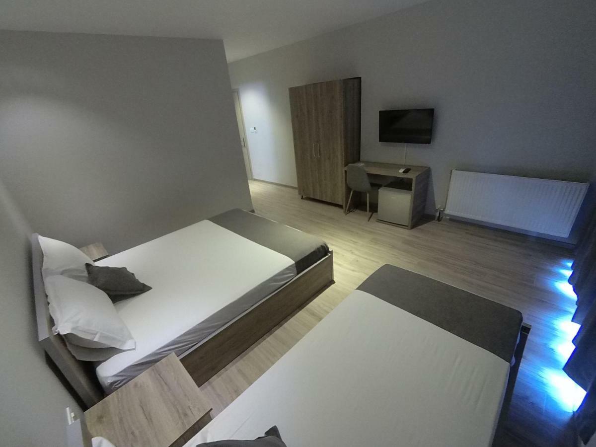 Hotel Vila Nino Берат Екстериор снимка