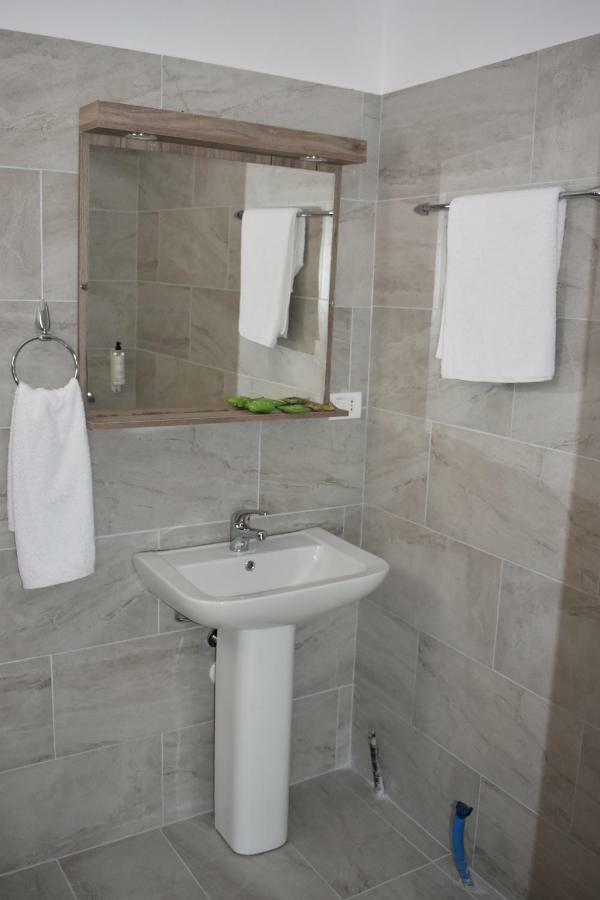 Hotel Vila Nino Берат Екстериор снимка